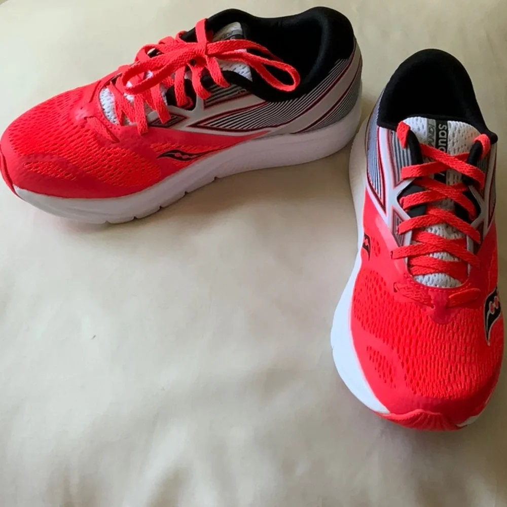 NIB Saucony women Kinvara 9 red sneakers in size 7